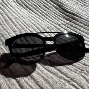 Generic sunnies! These are fun and in good condition.